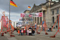Eine tolle Kulisse: Die Tore vor dem Reichstag mit Besuchergruppe. Eine tolle Kulisse: Die Tore vor dem Reichstag mit Besuchergruppe.