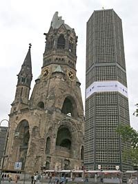Kaiser Wilhelm-Gedächtsniskirche mit weißem Band Kaiser Wilhelm-Gedächtsniskirche mit weißem Band
